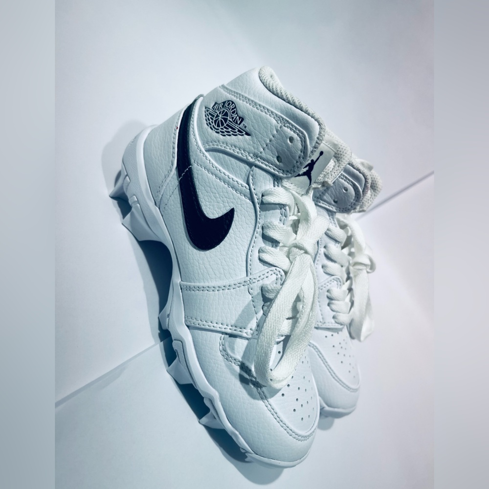 Jordan 1 Mid Little/Big Kids' Cleats